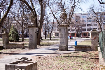 Vstupná brána do parku v marci 2011