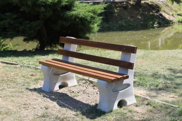 Mesto vrátilo parku duby v podobe nových lavičiek