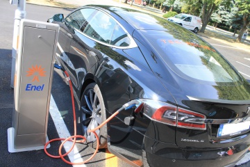 Elektromobil Tesla v Trebišove