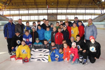 Vedenie ZŠ na Pribinovej ulici motivovalo svojich žiakov k športu novými hokejkami