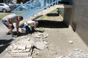 Mesto začalo opravovať schody pri MsKS