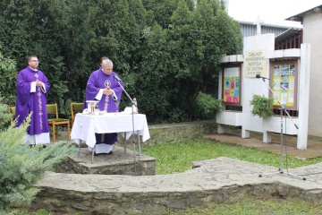 Slávenie sv. omše na základoch románskeho kostola Ducha Svätého v areáli MsHS