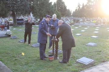 Ceremoniál spojený s odoberaním hrste zeme z vojnových hrobov.