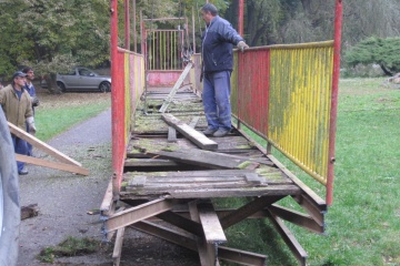 Odstránenie starého mostíka na ostrovček v parku