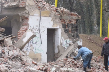 Búranie premietacej budovy na amfiteátri