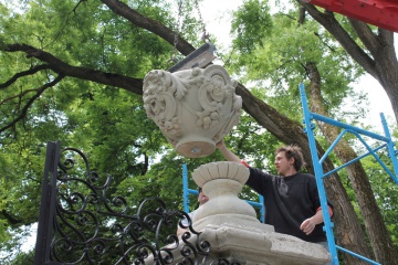 Osadenie zreštaurovaných dekoratívnych prvkov na vstupnú bránu do parku
