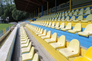 Sedadlá na futbalovom štadióne