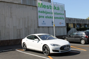 Elektromobil Tesla v Trebišove