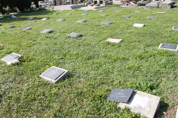 Výmena tabúľ na vojnových hroboch