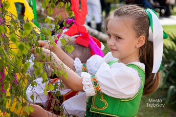 30. 4. 2015 - Stavanie Mája na námestí