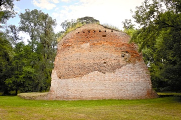 Nížinný vodný hrad Parič