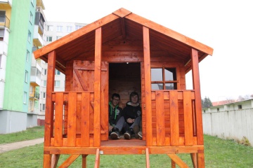 Mesto Trebišov postavilo deťom na sídlisku Stred detský domček