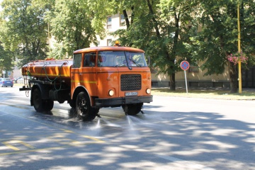 Zavlažovanie ulíc počas vysokých denných teplôt