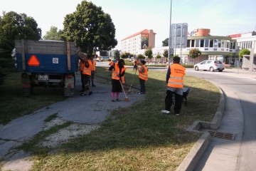 Pracovníci MsAS pokračujú v čistení krajníc ciest