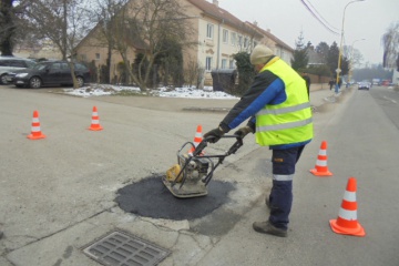 Opravy poškodených miestnych komunikácií pokračujú