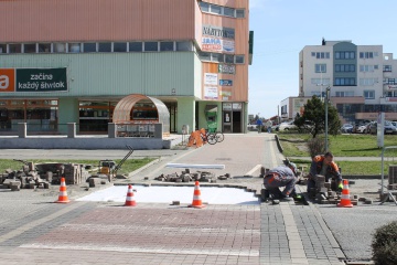 Oprava dlažby na priechodoch pre chodcov (Ul. M. R. Štefánika)