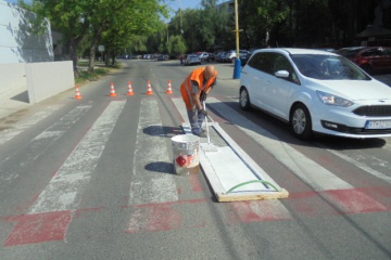 Pracovníci TS mesta maľovali čiary na priechode pre chodcov