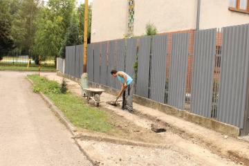Vyrovnávanie prepadnutého chodníka betónovaním pred položením nového asfaltu