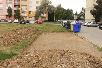 Skupina pracovníkov mesta začala budovať odstavné plochy na sídl. SEVER
