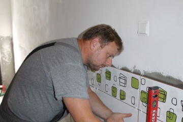 Stavebná skupina mesta pokračuje v rekonštrukcii priestorov WC v budove ZŠ na Ul. M. R. Štefánika