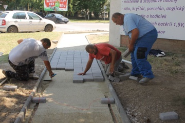 Mesto buduje chodník a bezbariérový prístup na vozovku na Ul. M. R. Štefánika (OC Berehovo)