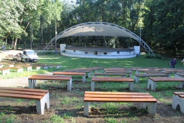 V amfiteátri mestkého parku mesto doplnilo 100 ks lavičiek na sedenie