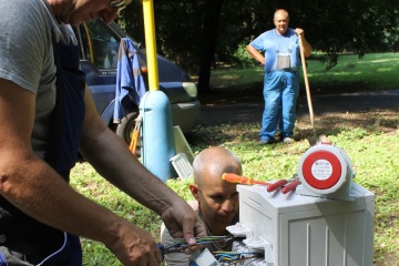 Pracovníci osadili nový elektrický rozvádzač v parku