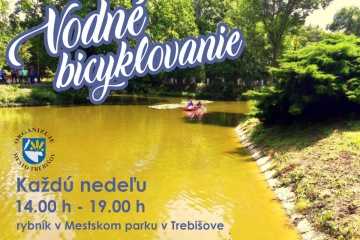 Vodné bicyklovanie na hladine rybníka v mestskom parku