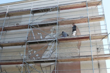 Dlhodobo chátrajúca freska na budove KaSS dostáva lepší vzhľad