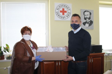 Mesto Trebišov venovalo rúška klientom zariadení Slovenského Červeného kríža