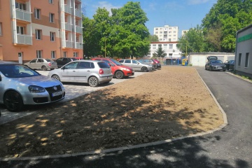 Terénne úpravy plôch pri obnovených parkovacích miestach na Komenského ul. (autocentrum BAMARA)