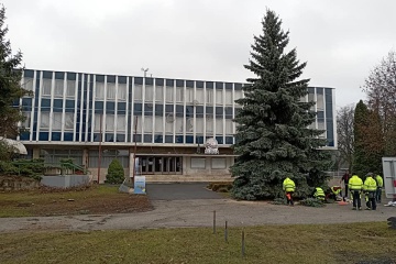 Najvýznamnejší symbol Vianoc už stojí na svojom mieste pred MsKS