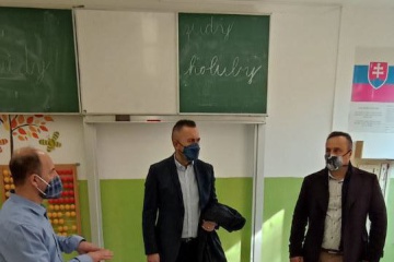Oprava podláh v triedach ZŠ na Komenského ul. - kontrolný deň