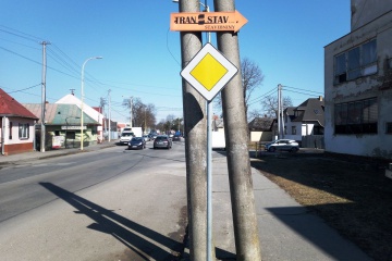 Zmena dopravného značenia pred križovatkou na Švermovej ulici
