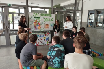 Deň Zeme na ZŠ na Komenského ulici: Infostánok POTRAVINY v rámci Zelenej školy