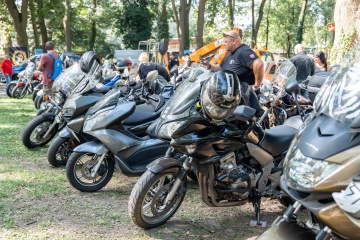 Motorkare Trebišov a ich spanilá jazda mestským parkom
