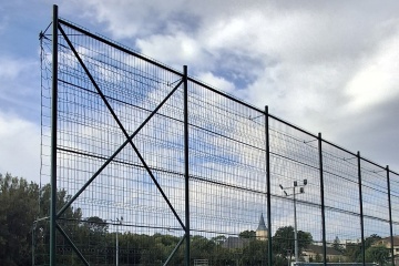 Oprava záchytnej siete na futbalovom ihrisku Slavoj