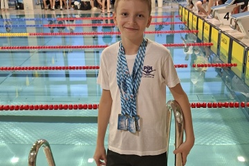Blahoželáme Miškovi Krištofovi k excelentným výsledkom na Medzinárodných plaveckých pretekoch v Humennom