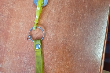 Našiel sa kľúč s príveskom žltej farby