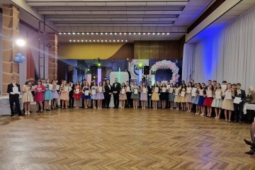 Venčekový ples ôsmakov zo ZŠ na Pribinovej ulici a CZŠ s MŠ sv. Juraja