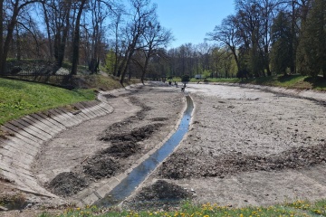 Pokračujeme v čistení mestského jazierka
