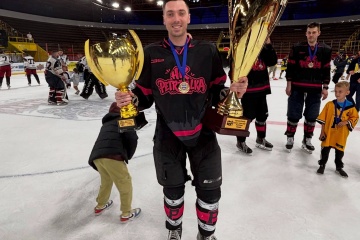 Trebišovčan Daniel Fecko v drese HK Petržalka získal titul Majstra Slovenska v amatérskom hokeji