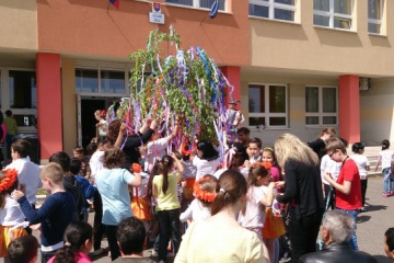 Stavanie mája na Základnej škole na Pribinovej ulici v Trebišove